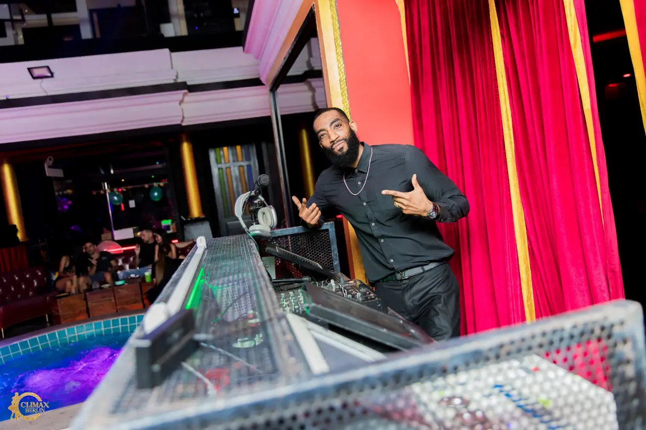 International DJs - Image 10